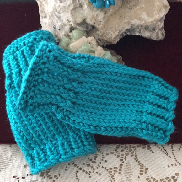 Flower Necklace with Fingerless Gloves - Picture 7 of 8